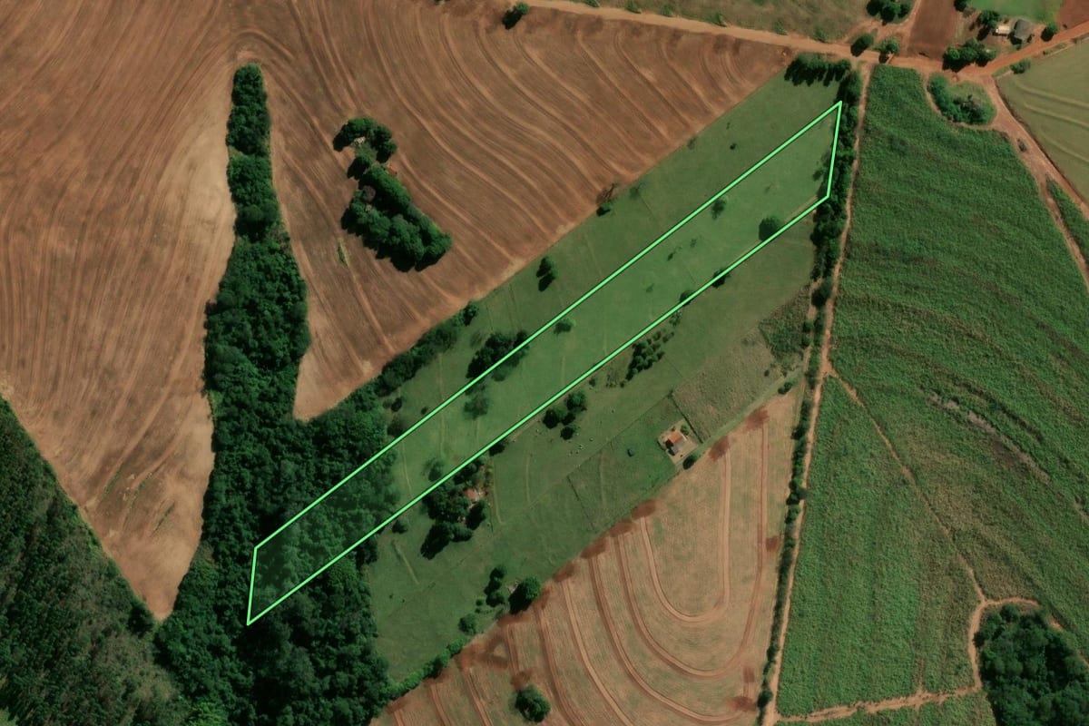 Imagem de satélite do imóvel rural em Indianópolis (PR), com o contorno declarado no CAR desenhado por cima.