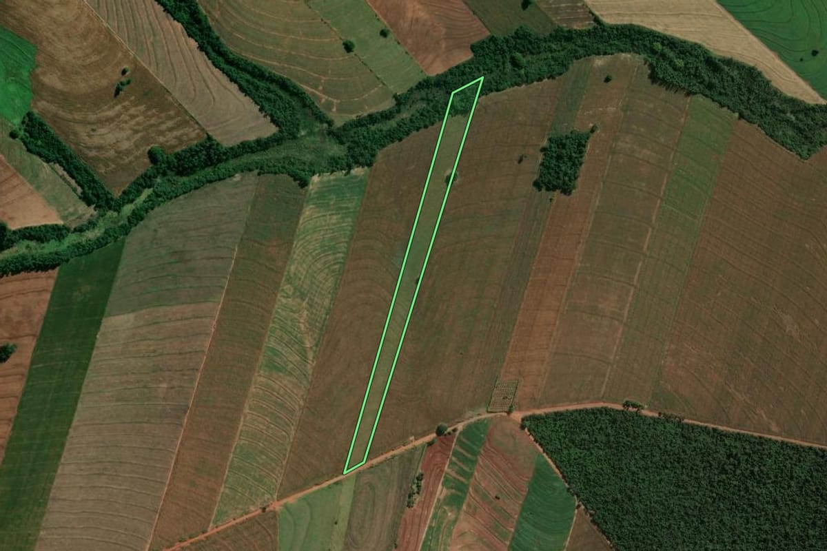 Imagem de satélite do imóvel rural em Indianópolis (PR), com o contorno declarado no CAR desenhado por cima.