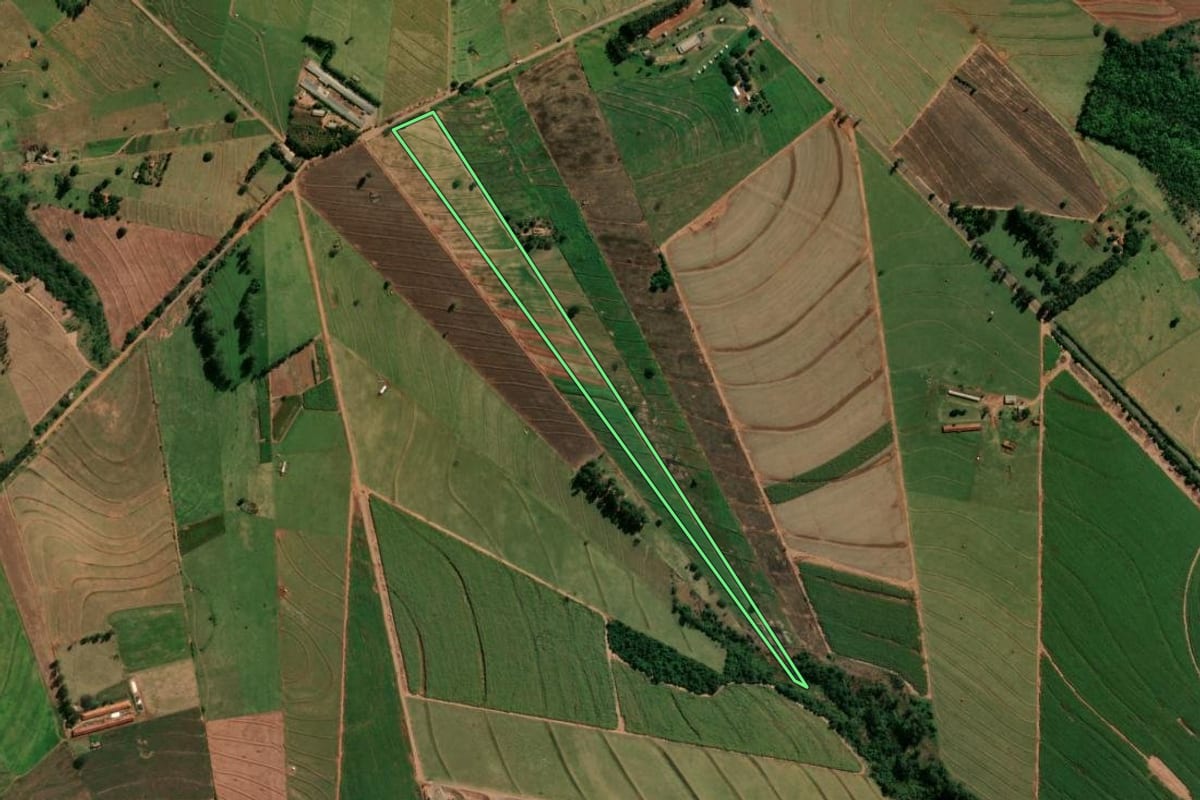 Imagem de satélite do imóvel rural em Indianópolis (PR), com o contorno declarado no CAR desenhado por cima.