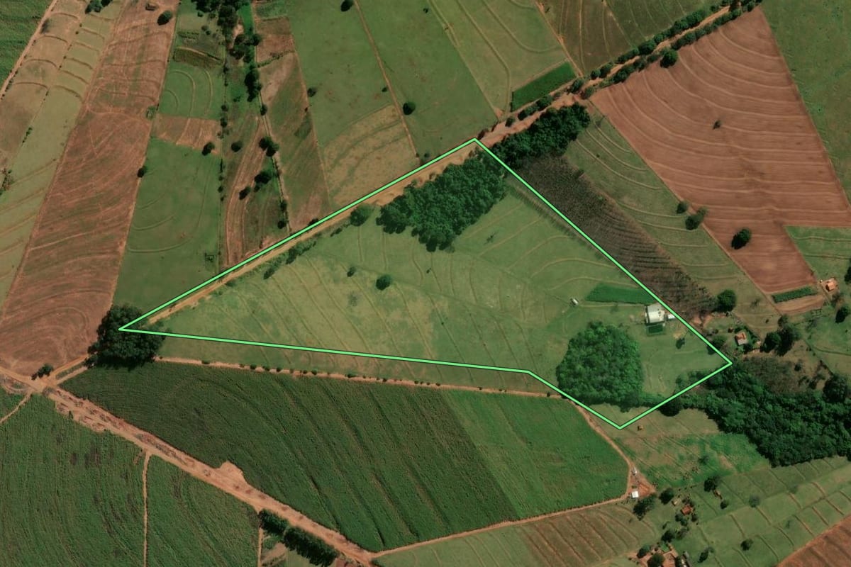 Imagem de satélite do imóvel rural em Indianópolis (PR), com o contorno declarado no CAR desenhado por cima.