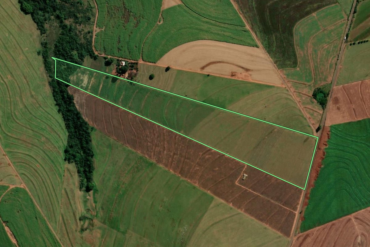 Imagem de satélite do imóvel rural em Indianópolis (PR), com o contorno declarado no CAR desenhado por cima.