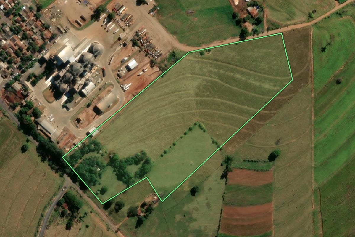 Imagem de satélite do imóvel rural em Indianópolis (PR), com o contorno declarado no CAR desenhado por cima.