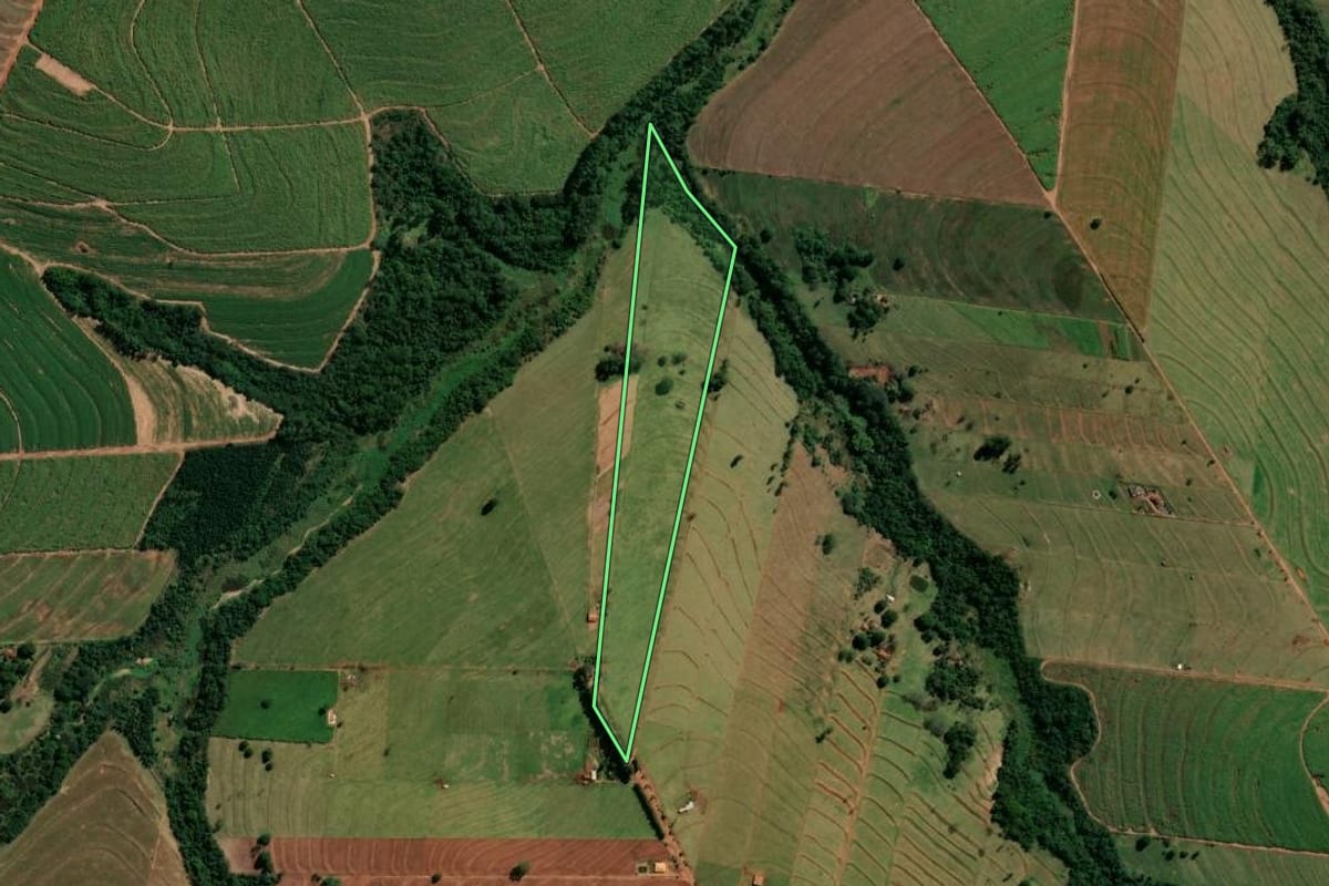 Imagem de satélite do imóvel rural em Indianópolis (PR), com o contorno declarado no CAR desenhado por cima.