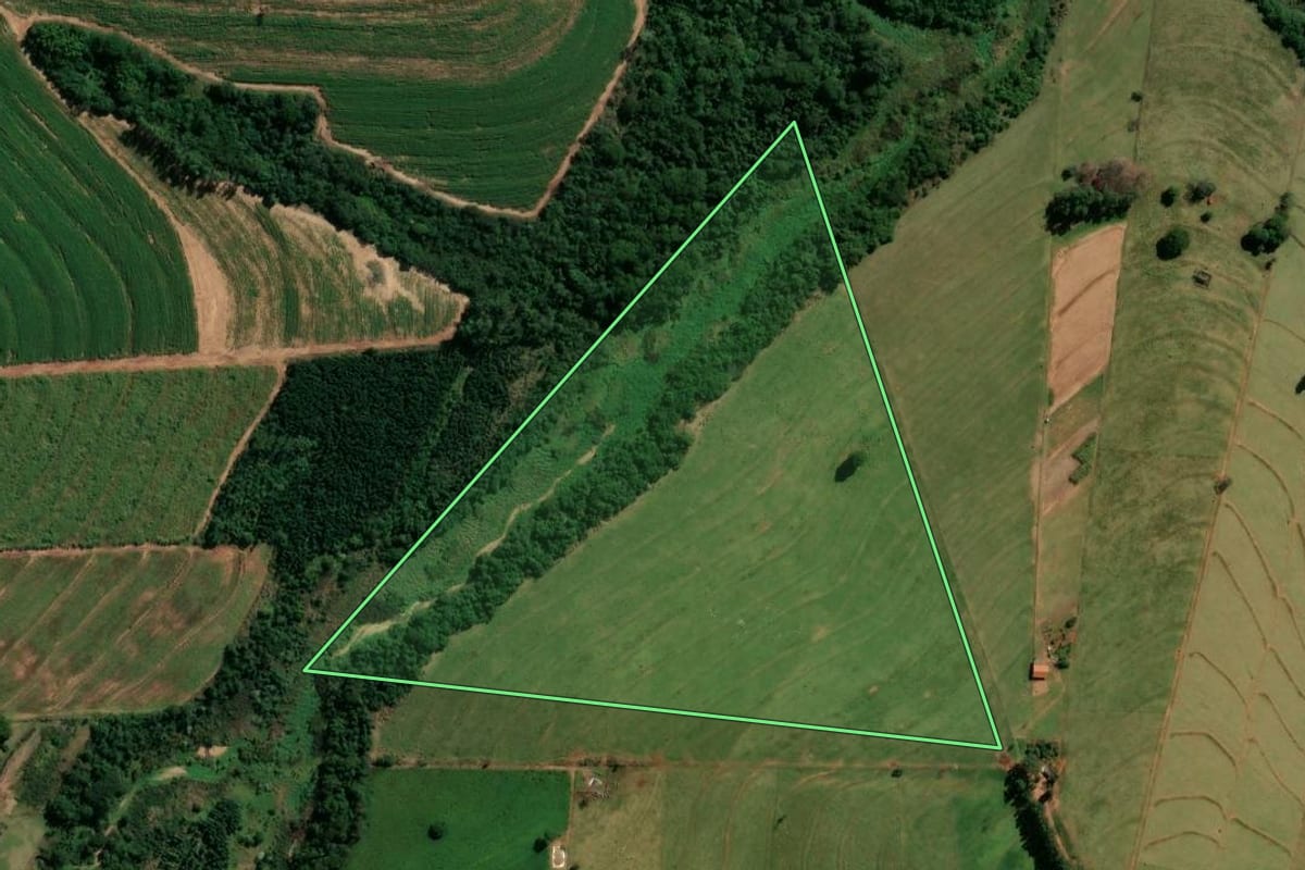 Imagem de satélite do imóvel rural em Indianópolis (PR), com o contorno declarado no CAR desenhado por cima.