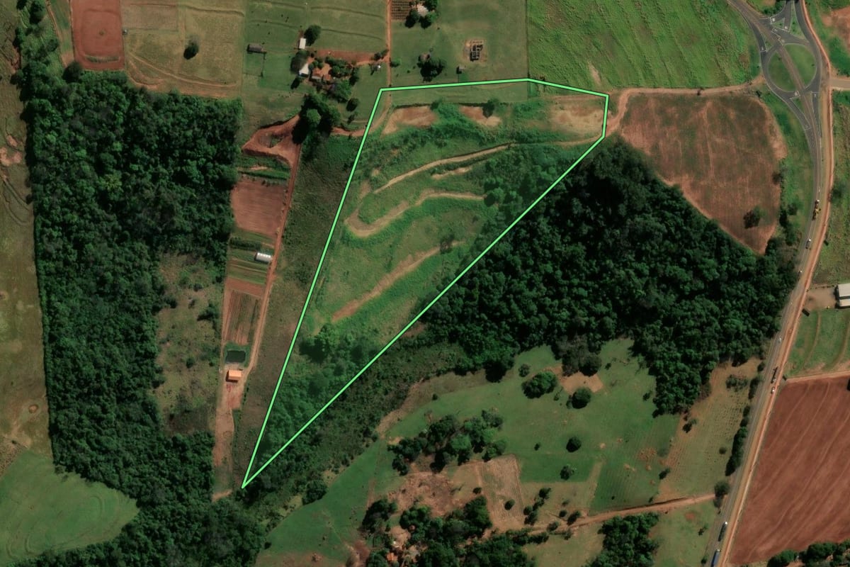 Imagem de satélite do imóvel rural em Indianópolis (PR), com o contorno declarado no CAR desenhado por cima.