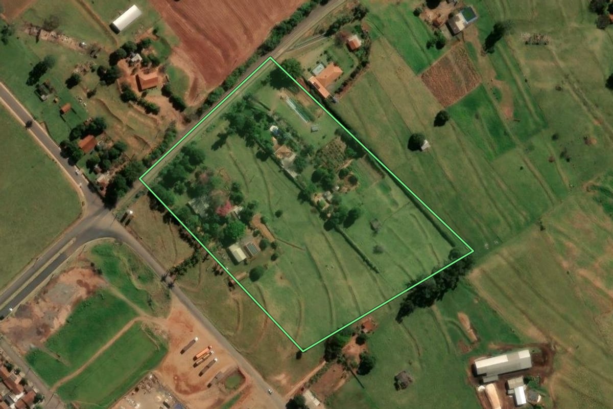 Imagem de satélite do imóvel rural em Indianópolis (PR), com o contorno declarado no CAR desenhado por cima.
