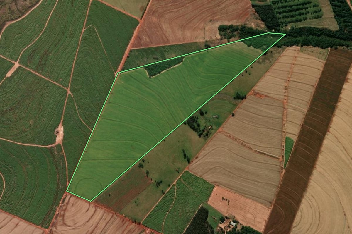 Imagem de satélite do imóvel rural em Indianópolis (PR), com o contorno declarado no CAR desenhado por cima.
