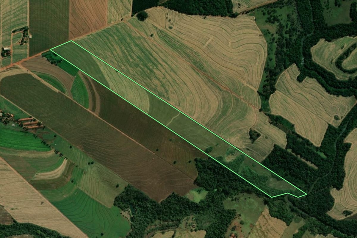 Imagem de satélite do imóvel rural em Indianópolis (PR), com o contorno declarado no CAR desenhado por cima.