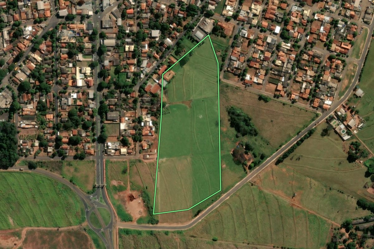 Imagem de satélite do imóvel rural em Indianópolis (PR), com o contorno declarado no CAR desenhado por cima.