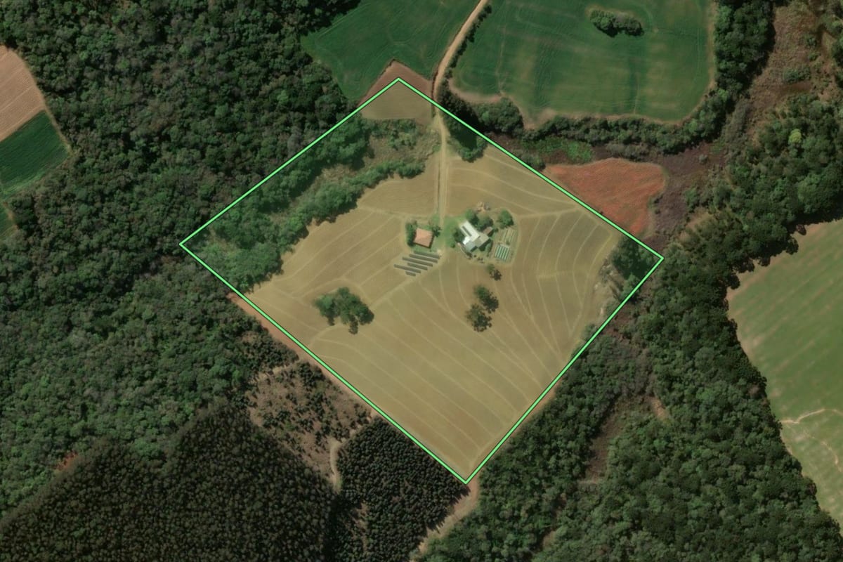 Imagem de satélite do imóvel rural em Ipiranga (PR), com o contorno declarado no CAR desenhado por cima.