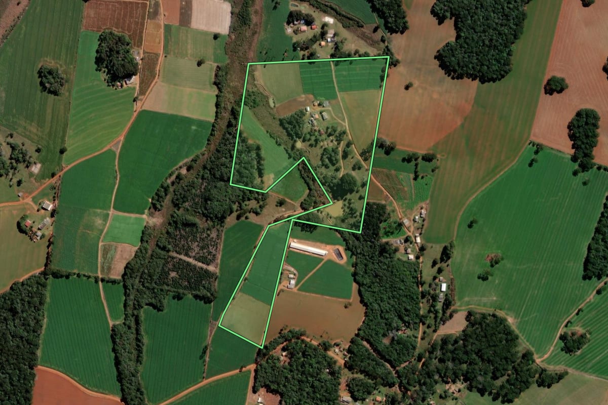 Imagem de satélite do imóvel rural em Ipiranga (PR), com o contorno declarado no CAR desenhado por cima.