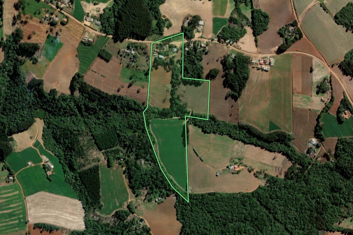 Imagem de satélite do imóvel rural em Ipiranga (PR), com o contorno declarado no CAR desenhado por cima.