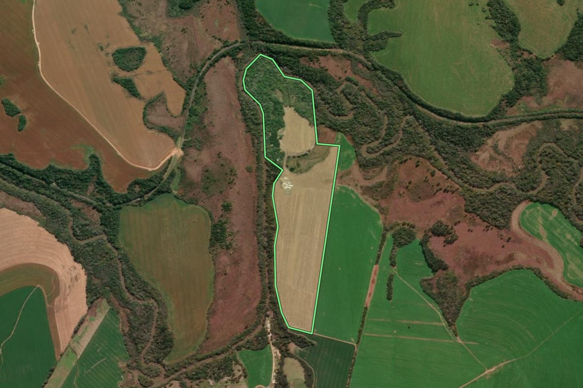 Imagem de satélite do imóvel rural em Ipiranga (PR), com o contorno declarado no CAR desenhado por cima.