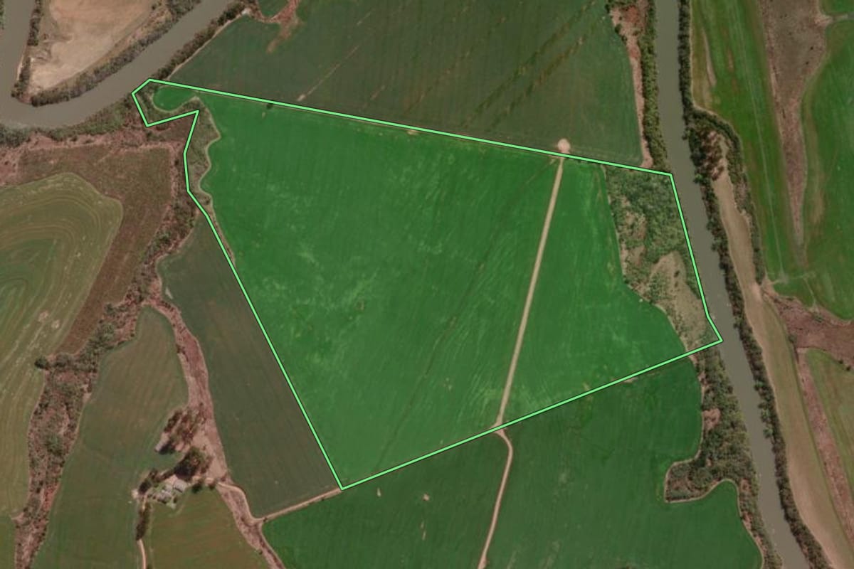 Imagem de satélite do imóvel rural em Ipiranga (PR), com o contorno declarado no CAR desenhado por cima.