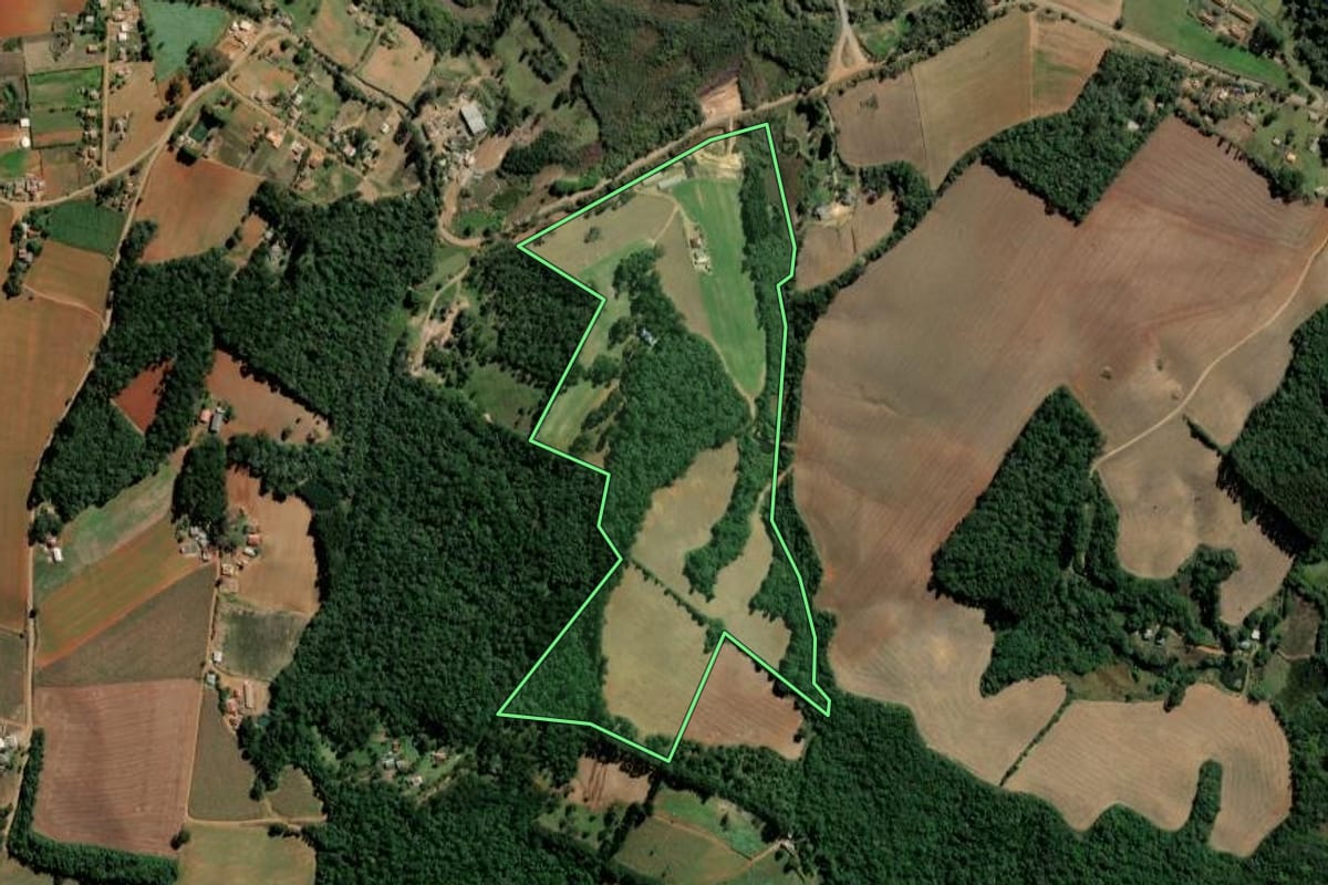 Imagem de satélite do imóvel rural em Ipiranga (PR), com o contorno declarado no CAR desenhado por cima.