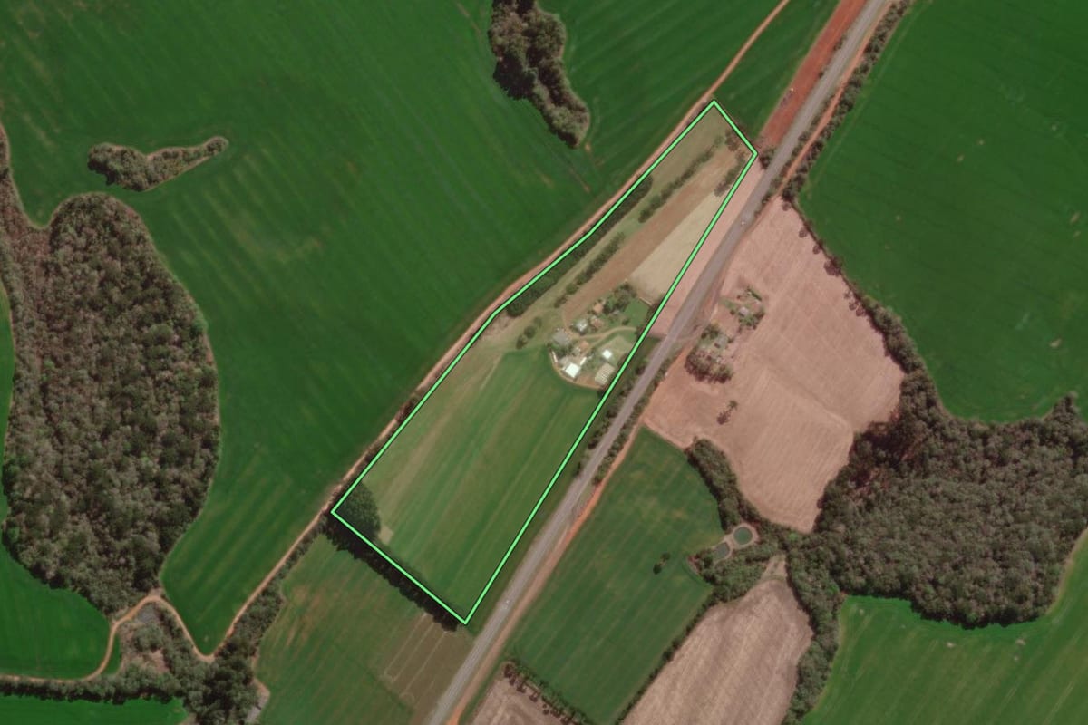 Imagem de satélite do imóvel rural em Ipiranga (PR), com o contorno declarado no CAR desenhado por cima.