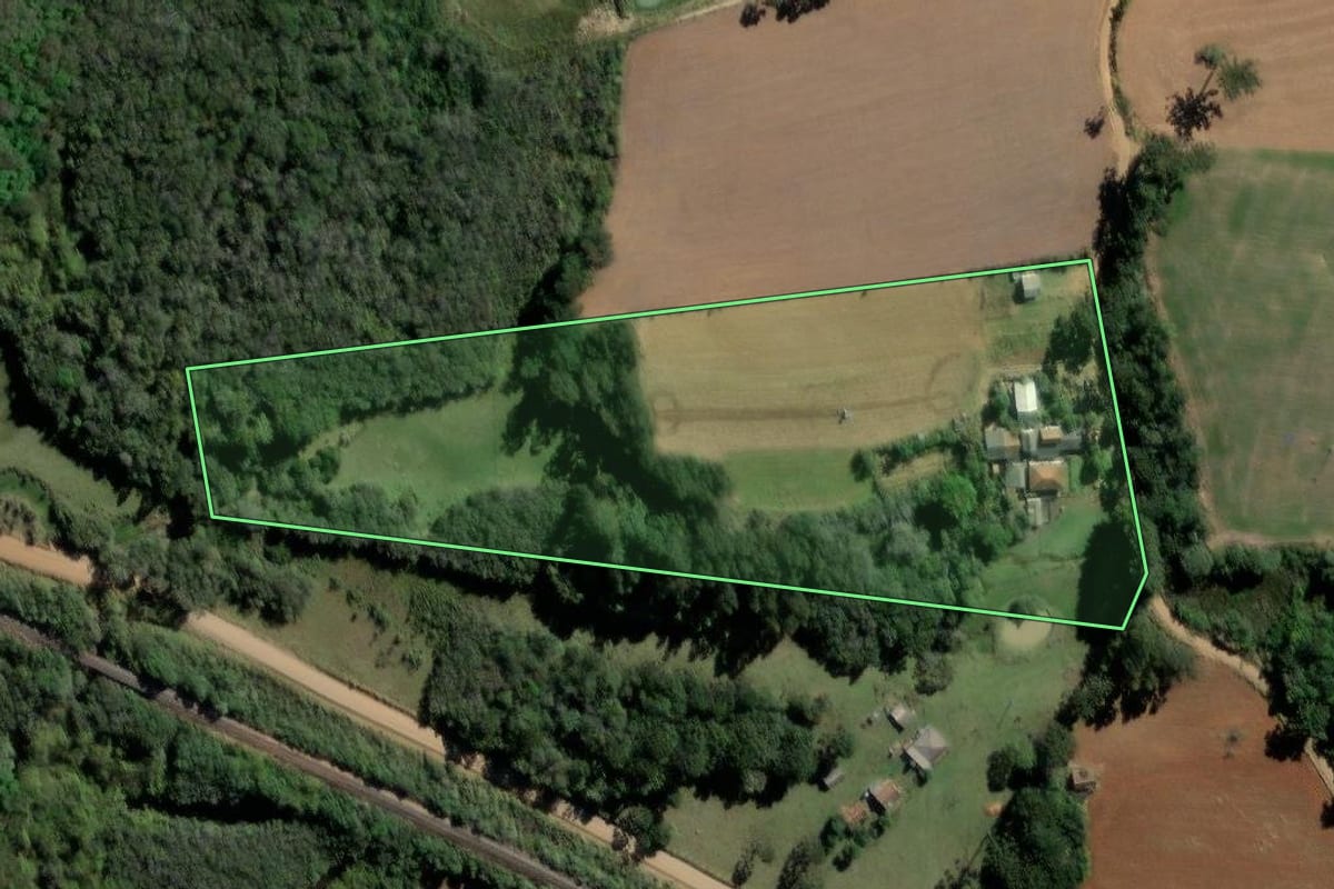 Imagem de satélite do imóvel rural em Ipiranga (PR), com o contorno declarado no CAR desenhado por cima.