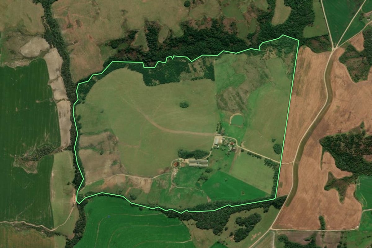 Imagem de satélite do imóvel rural em Ipiranga (PR), com o contorno declarado no CAR desenhado por cima.