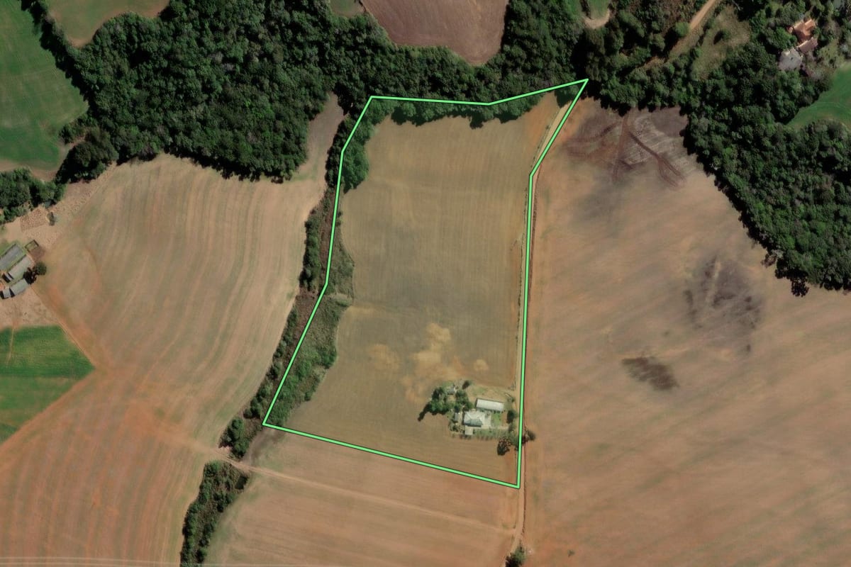 Imagem de satélite do imóvel rural em Ipiranga (PR), com o contorno declarado no CAR desenhado por cima.