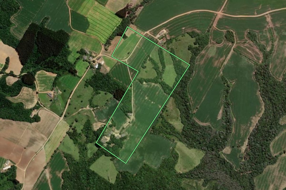 Imagem de satélite do imóvel rural em Ipiranga (PR), com o contorno declarado no CAR desenhado por cima.