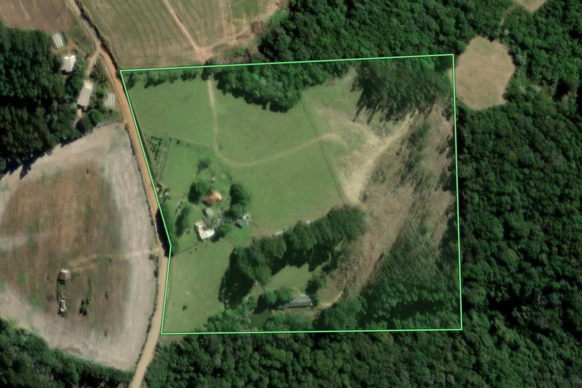 Imagem de satélite do imóvel rural em Ipiranga (PR), com o contorno declarado no CAR desenhado por cima.