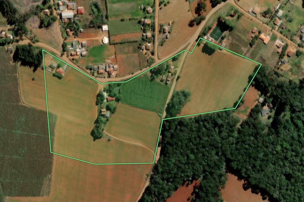 Imagem de satélite do imóvel rural em Ipiranga (PR), com o contorno declarado no CAR desenhado por cima.
