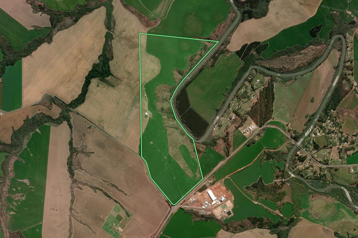 Imagem de satélite do imóvel rural em Ipiranga (PR), com o contorno declarado no CAR desenhado por cima.