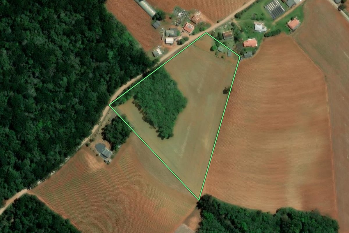 Imagem de satélite do imóvel rural em Ipiranga (PR), com o contorno declarado no CAR desenhado por cima.