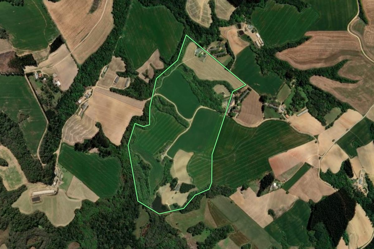 Imagem de satélite do imóvel rural em Ipiranga (PR), com o contorno declarado no CAR desenhado por cima.