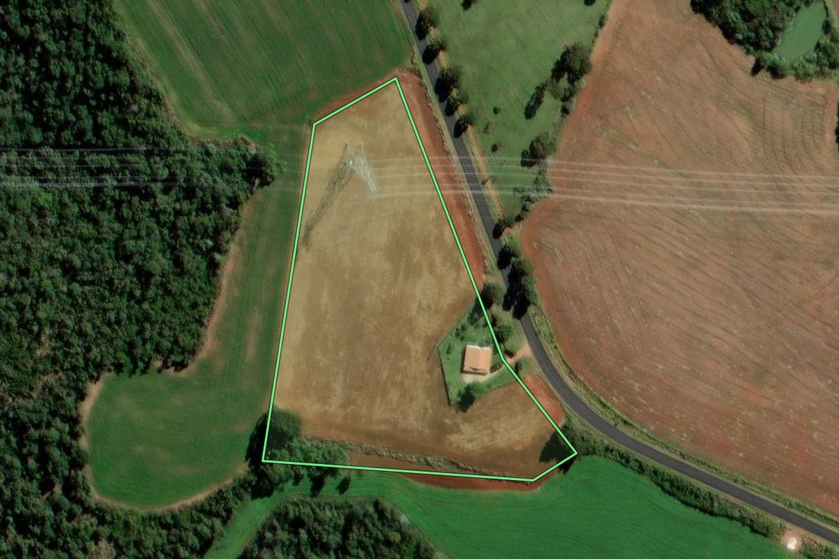 Imagem de satélite do imóvel rural em Ipiranga (PR), com o contorno declarado no CAR desenhado por cima.
