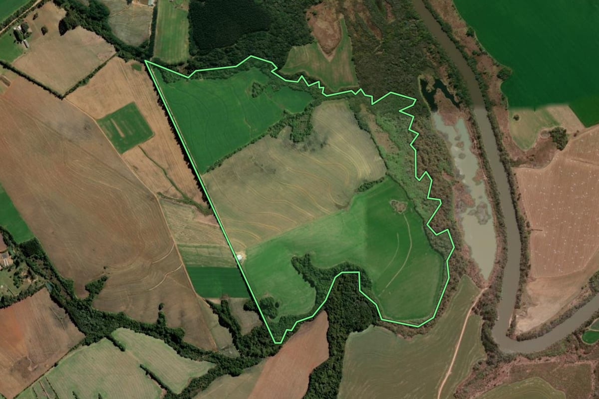 Imagem de satélite do imóvel rural em Ipiranga (PR), com o contorno declarado no CAR desenhado por cima.