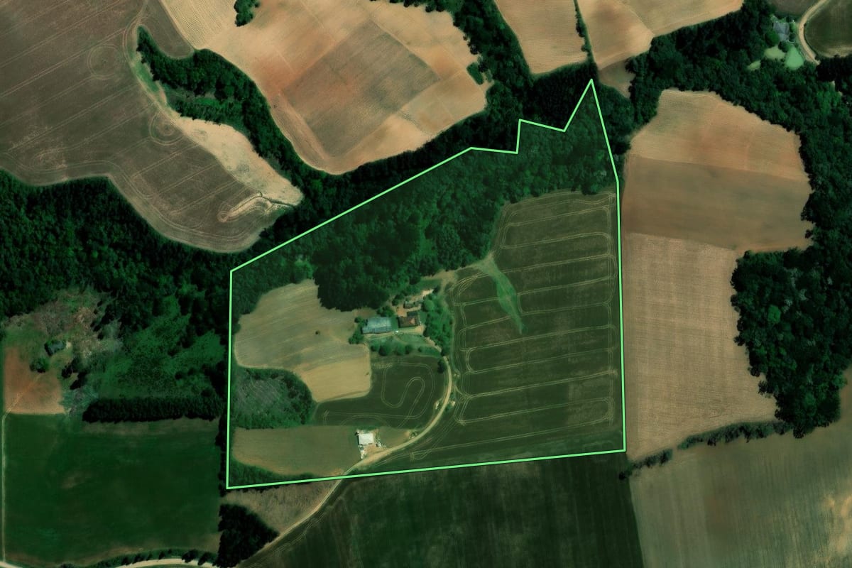 Imagem de satélite do imóvel rural em Ipiranga (PR), com o contorno declarado no CAR desenhado por cima.