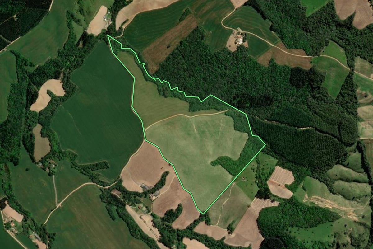 Imagem de satélite do imóvel rural em Ipiranga (PR), com o contorno declarado no CAR desenhado por cima.