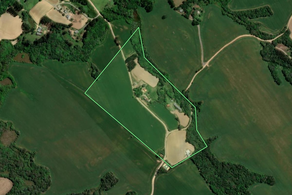 Imagem de satélite do imóvel rural em Ipiranga (PR), com o contorno declarado no CAR desenhado por cima.