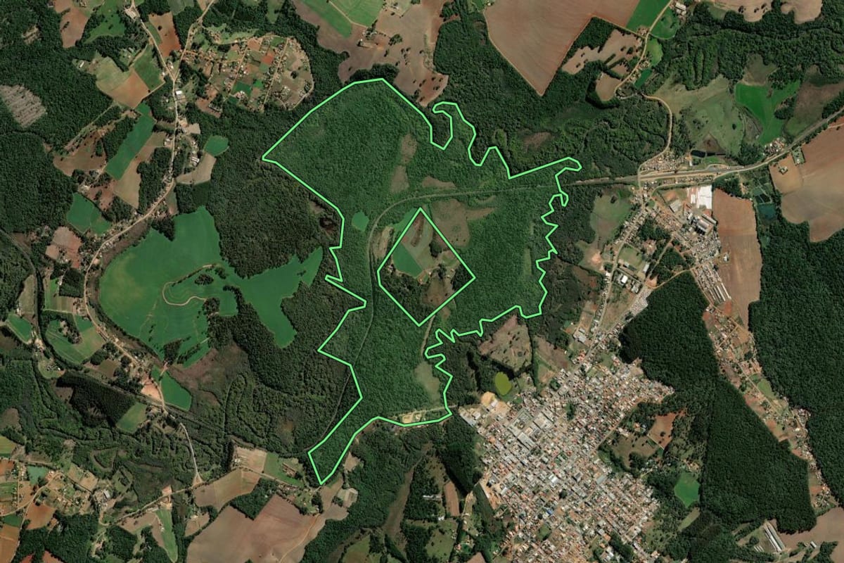 Imagem de satélite do imóvel rural em Ipiranga (PR), com o contorno declarado no CAR desenhado por cima.