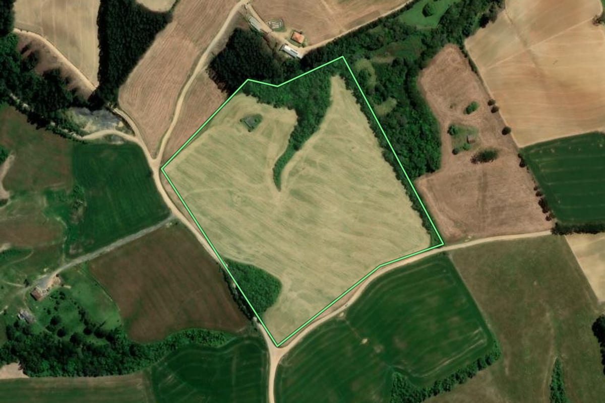 Imagem de satélite do imóvel rural em Ipiranga (PR), com o contorno declarado no CAR desenhado por cima.