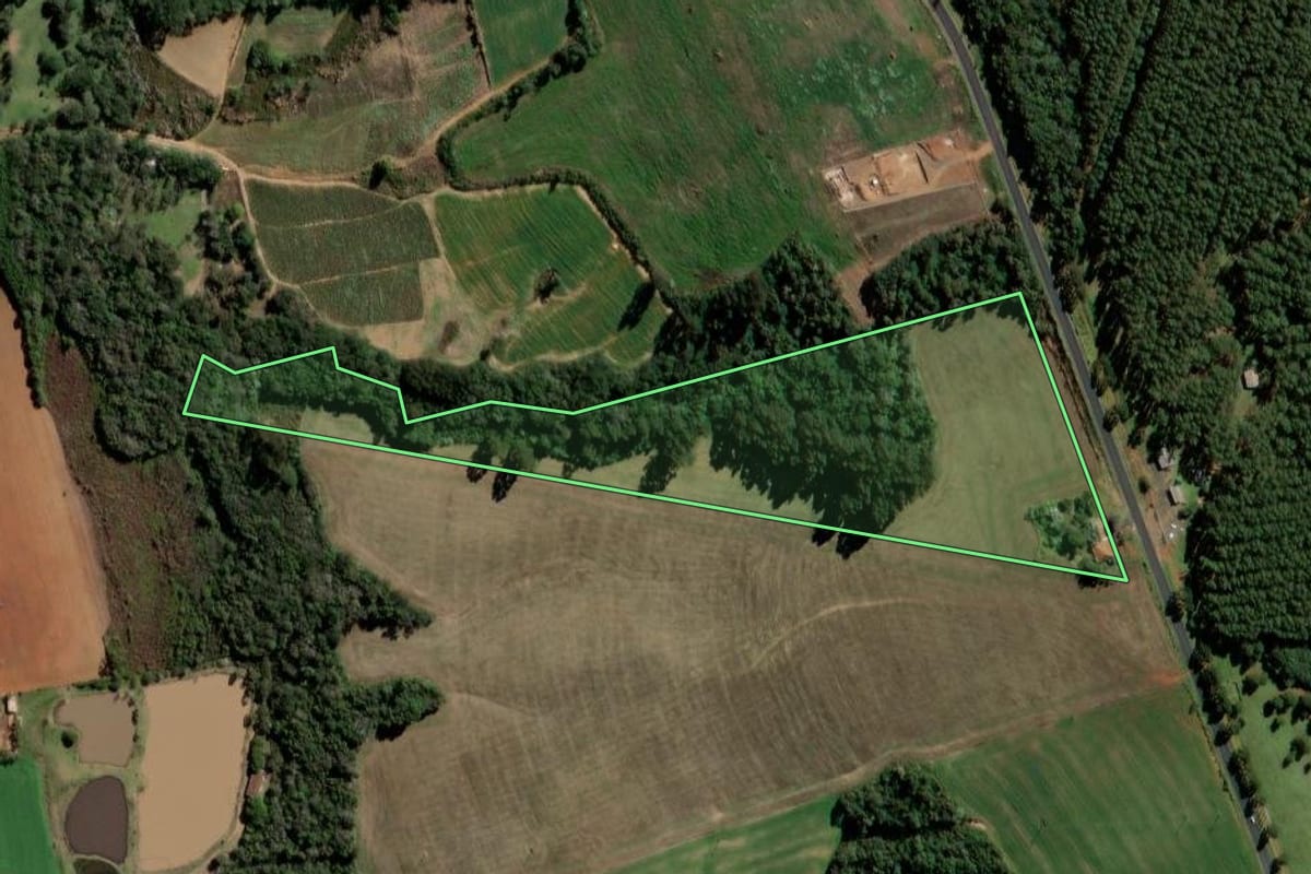 Imagem de satélite do imóvel rural em Ipiranga (PR), com o contorno declarado no CAR desenhado por cima.
