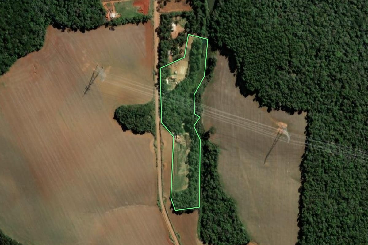 Imagem de satélite do imóvel rural em Ipiranga (PR), com o contorno declarado no CAR desenhado por cima.