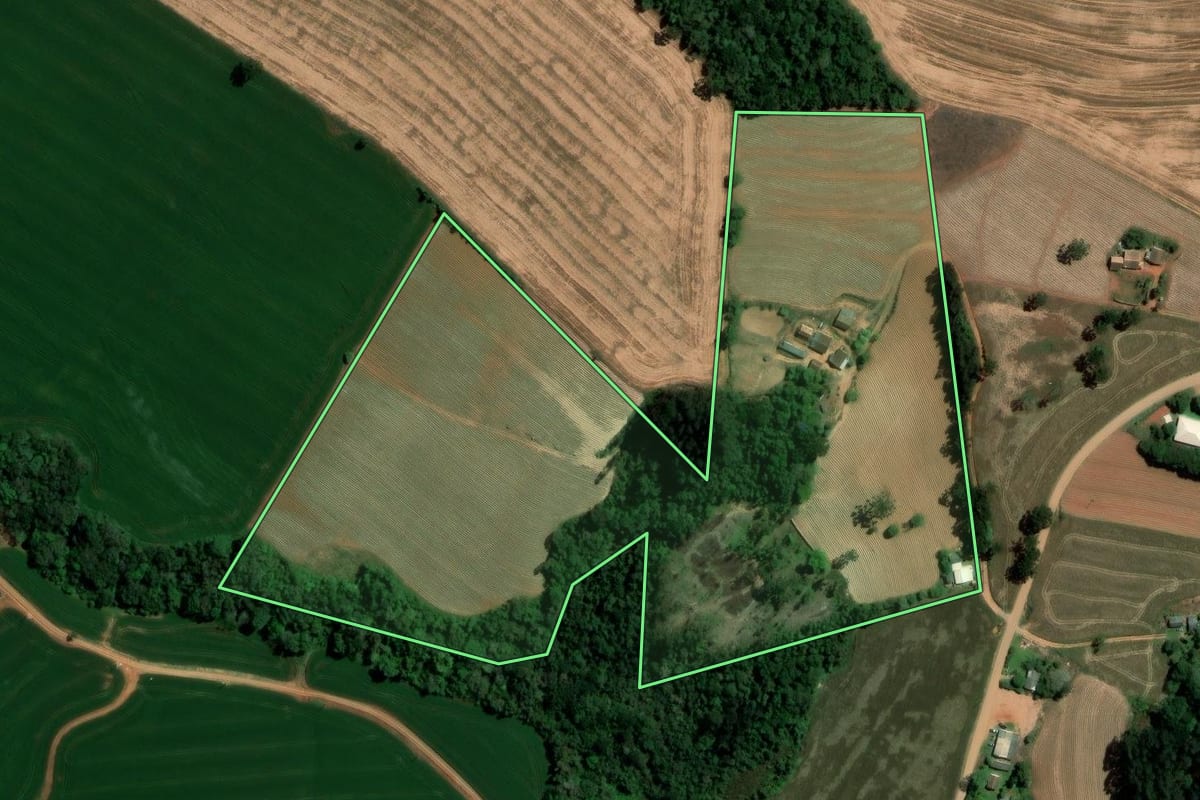 Imagem de satélite do imóvel rural em Ipiranga (PR), com o contorno declarado no CAR desenhado por cima.