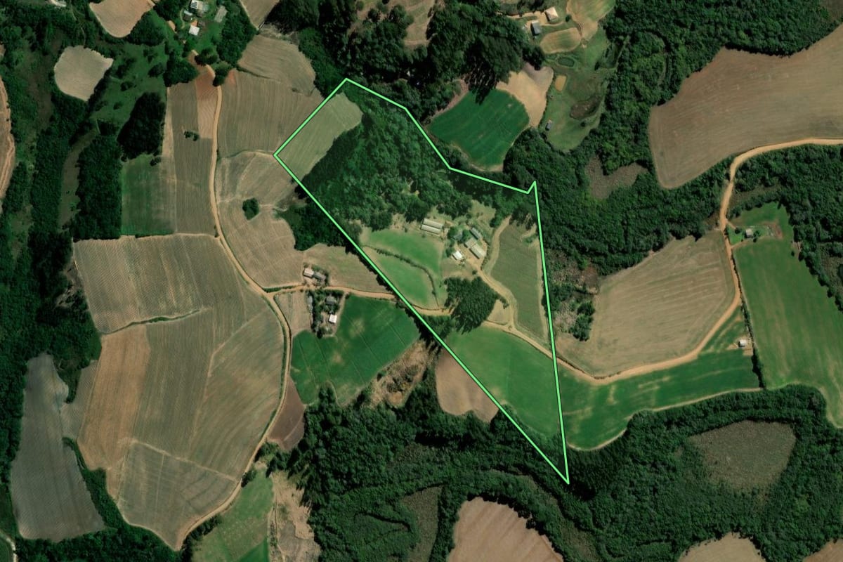 Imagem de satélite do imóvel rural em Ipiranga (PR), com o contorno declarado no CAR desenhado por cima.