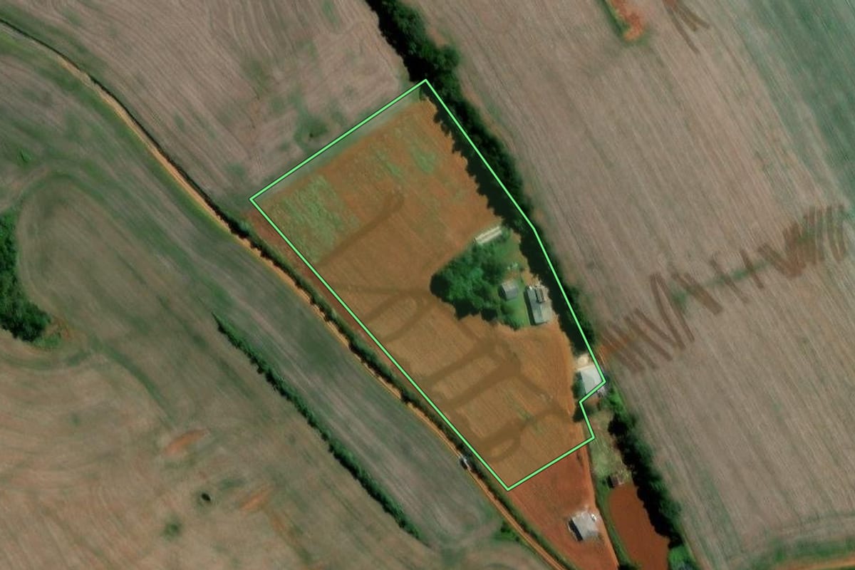 Imagem de satélite do imóvel rural em Ipiranga (PR), com o contorno declarado no CAR desenhado por cima.