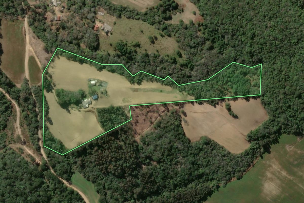 Imagem de satélite do imóvel rural em Ipiranga (PR), com o contorno declarado no CAR desenhado por cima.