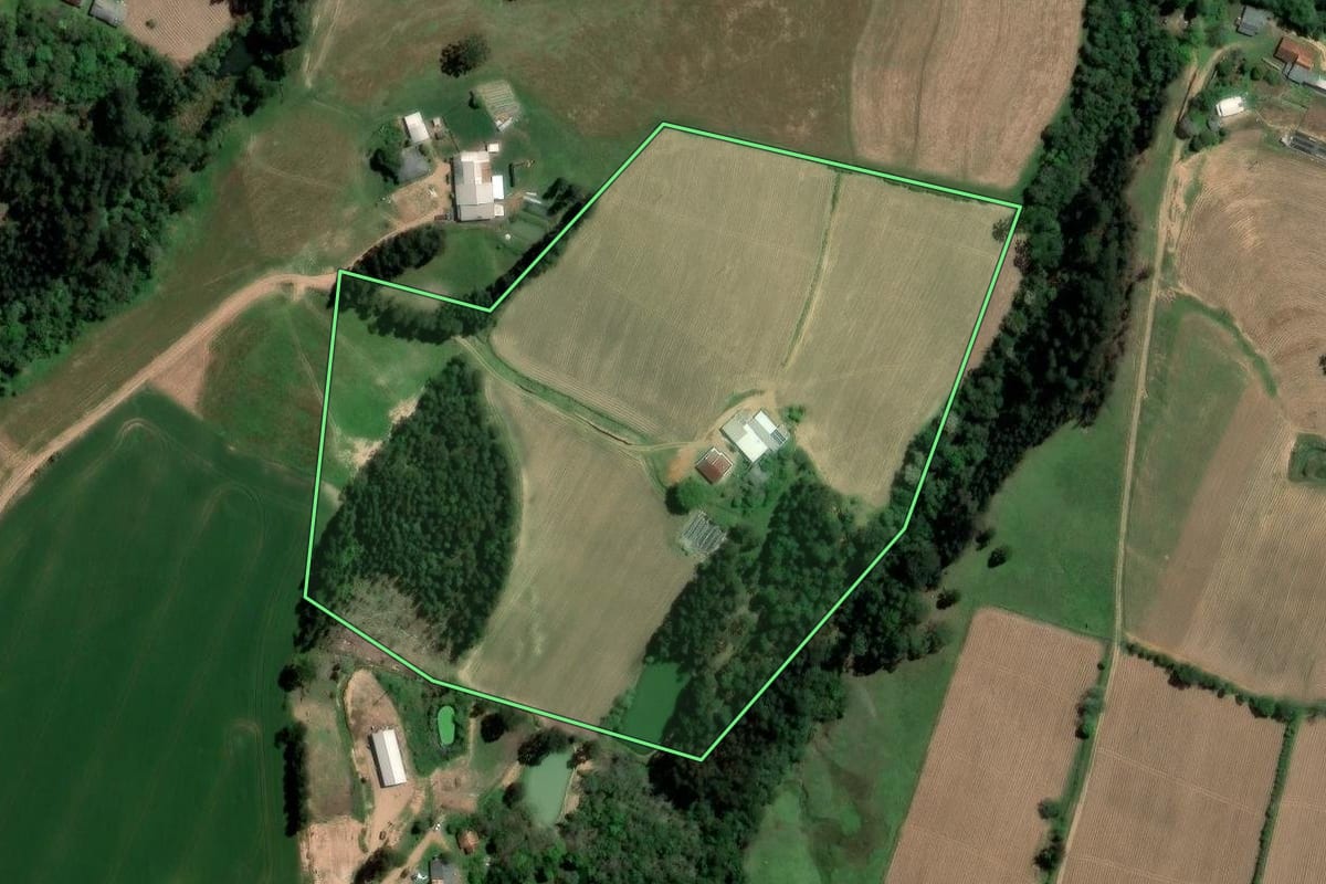 Imagem de satélite do imóvel rural em Ipiranga (PR), com o contorno declarado no CAR desenhado por cima.