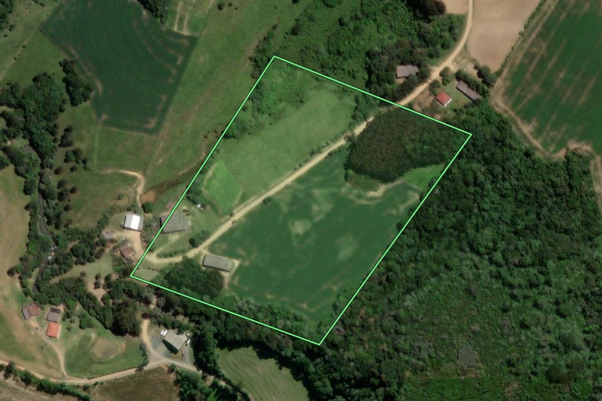 Imagem de satélite do imóvel rural em Ipiranga (PR), com o contorno declarado no CAR desenhado por cima.