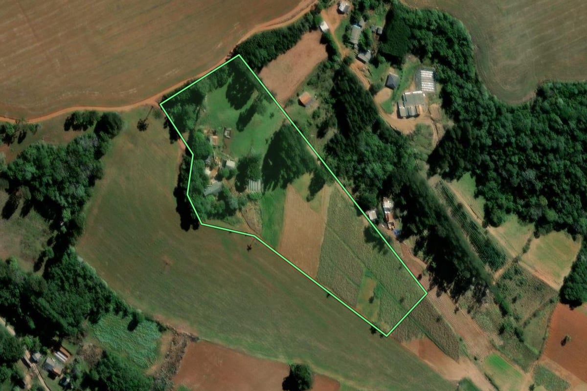 Imagem de satélite do imóvel rural em Ipiranga (PR), com o contorno declarado no CAR desenhado por cima.
