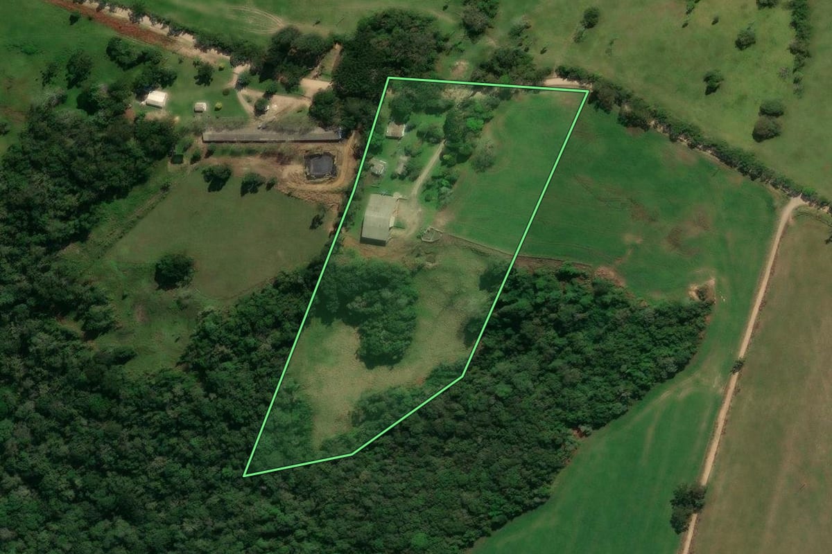 Imagem de satélite do imóvel rural em Ipiranga (PR), com o contorno declarado no CAR desenhado por cima.
