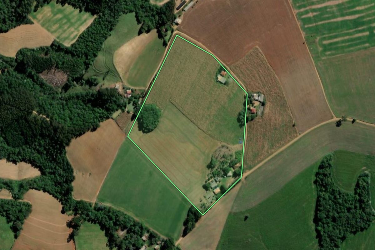 Imagem de satélite do imóvel rural em Ipiranga (PR), com o contorno declarado no CAR desenhado por cima.