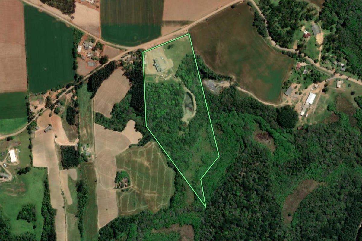 Imagem de satélite do imóvel rural em Ipiranga (PR), com o contorno declarado no CAR desenhado por cima.