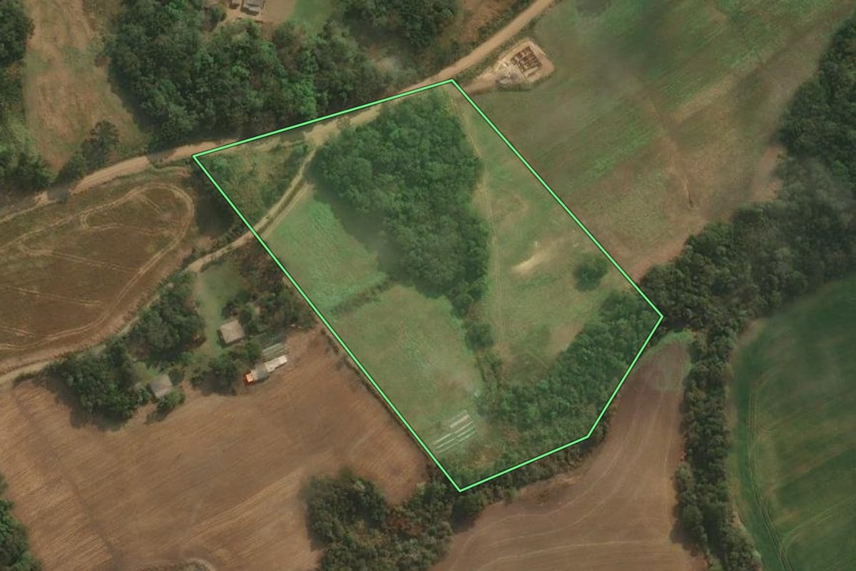 Imagem de satélite do imóvel rural em Ipiranga (PR), com o contorno declarado no CAR desenhado por cima.