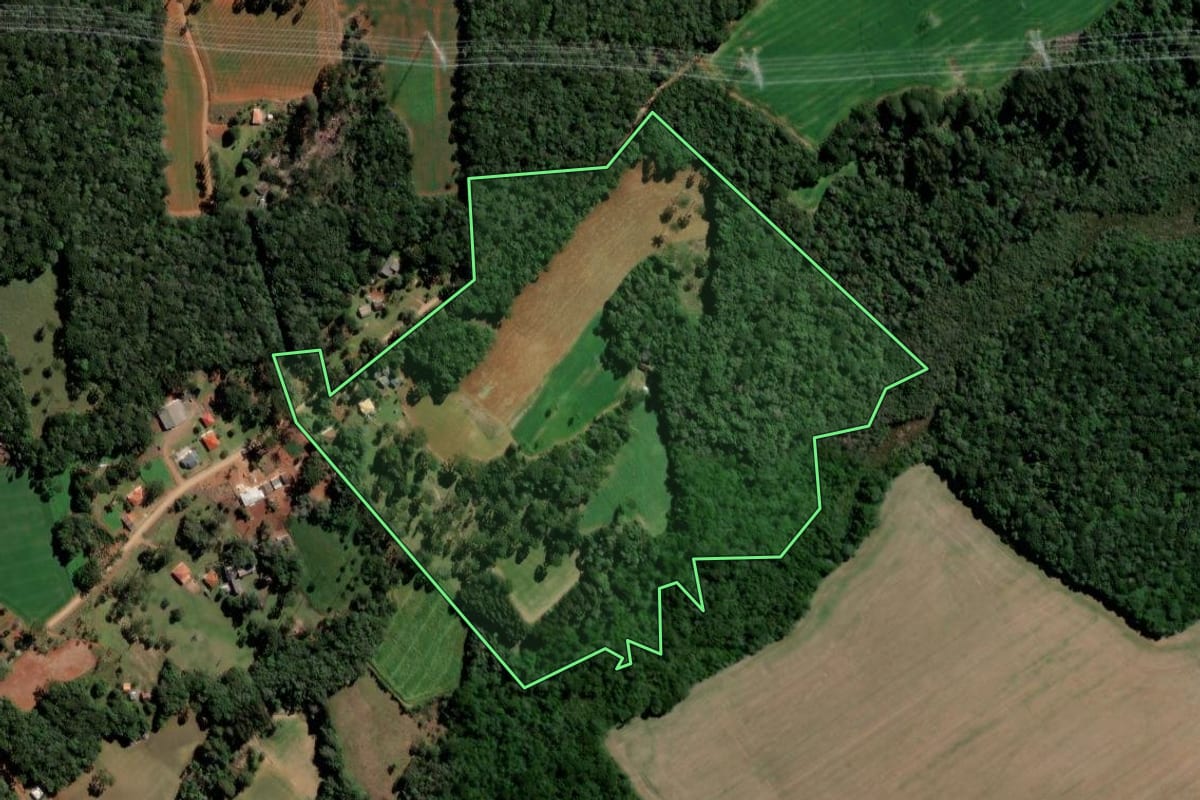 Imagem de satélite do imóvel rural em Ipiranga (PR), com o contorno declarado no CAR desenhado por cima.